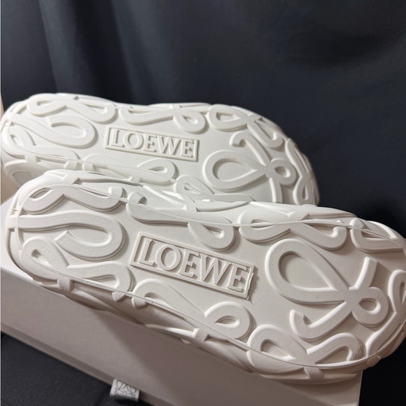 Loewe Rise Lace-Up
Leather Sneaker... size 38 Brand New Never worn - Picture 8 of 8